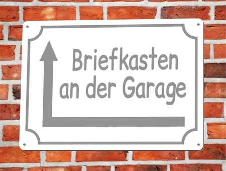 Wegweiser Briefkasten an der Garage Bild