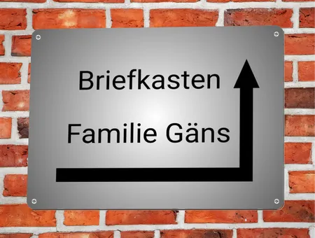 Wegweiser Briefkasten Familie Gäns Bild
