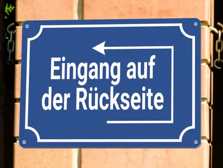 Wegweiser Eingang auf der Rückseite Bild