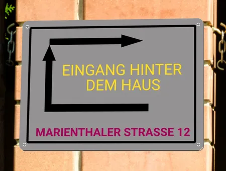 Wegweiser Eingang hinterm Haus Bild
