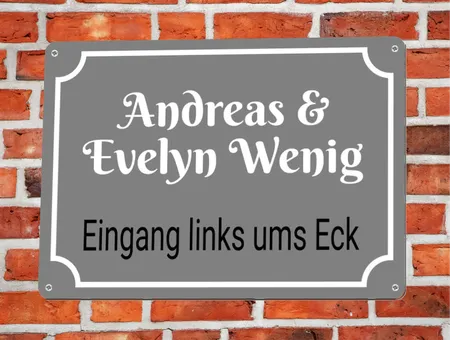 Wegweiser Eingang links ums Eck Bild