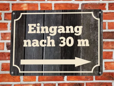 Wegweiser Eingang nach 30m Bild
