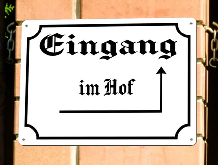 Wegweiser Eingang um die Ecke Bild