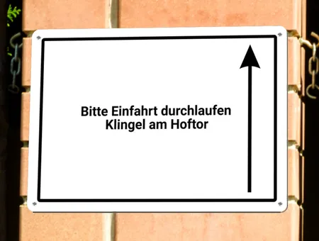 Wegweiser Klingel am Hoftor Bild
