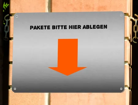 Wegweiser Pakete hier ablegen Bild