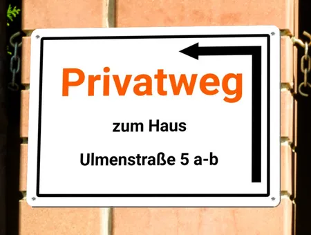 Wegweiser Privatweg mit Pfeil Bild