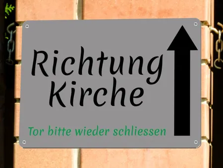 Wegweiser Richtung Kirche Bild