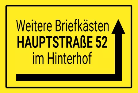 Wegweiser Weitere Briefkästen im Hinterhof Bild