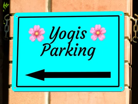 Wegweiser Yogis Parking Bild