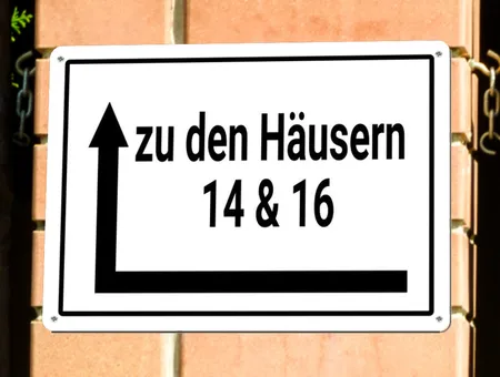 Wegweiser zu den Häusern Bild