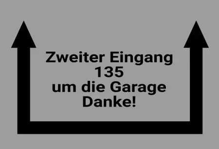 Wegweiser Zweiter Eingang 135 um die Garage Danke! Bild